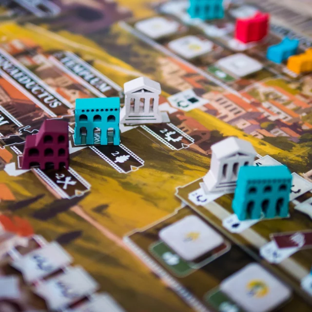 🔸Æterna🔸

(Fr & En)

💡: Martin Wallace
@matagot.france @grailgames 

👀 C'est quoi ?

Chaque joueur incarne une gens, une famille romaine ambitieuse, dont le but est de laisser son empreinte dans l’Histoire à travers trois Ères : la Royauté, la République et l’Empire.

Une partie de Æterna se déroule en 3 Ères, chacune structurée en 9 phases, avec une mécanique de draft, de majorité et de gestion de ressources.

Voici un résumé des mécaniques principales :

📜 Phase A – Draft
Chaque joueur pioche 5 cartes (3 Monuments, 2 Provinces) et effectue un draft pour constituer sa main. Une carte est écartée à la fin du draft.

⚙️ Phase B – Actions
À tour de rôle, les joueurs effectuent une action principale par tour, jusqu’à ce que tous aient passé. 

Les actions possibles sont :

- Jouer une carte Monument (coût en pierres et aurei) ou Province (coût en citoyens).

- Obtenir une faveur (une carte Personnage) en remplissant ses conditions et en payant son coût.

- Construire un bâtiment (améliorant une Colline et offrant des bonus).

- Influencer une Colline en y plaçant un citoyen, pour tenter d’en devenir le Préfet.

- Passer son tour (en gagnant des points de prestige selon l’ordre de passage).

👉 Actions gratuites : on peut aussi, entre deux actions principales, activer des monuments, ou défausser une carte pour gagner des ressources ou réduire la révolte.

🏛️ Phase C à I – Fin d’Ère
Ces phases se déclenchent une fois tous les joueurs passés :

- Score des Collines en fonction de la position des citoyens.

- Dévastation des Collines surpeuplées (jetons malus).

- Effets des bâtiments selon leur type (PP, blé ou réduction de révolte).

- Réinitialisation des citoyens.

Résolution des révoltes selon les jetons Dégâts atteints.

- Nourriture : chaque citoyen doit être nourri avec 1 blé.

- Transition vers la nouvelle Ère : mise à jour des cartes, bâtiments et ordre du tour.

🎯 Fin de partie
À l’issue de la 3e Ère, les joueurs scorent la fin de partie.
.
.
Copie presse
.
.
#boardgame #boardgamer #jeudesociete #jeuxdesociété #jeudeplateau #j2s #bgg #boardgamegeek #jeux #jds #juegodemesa #brettspiele #brettspiel #matagot