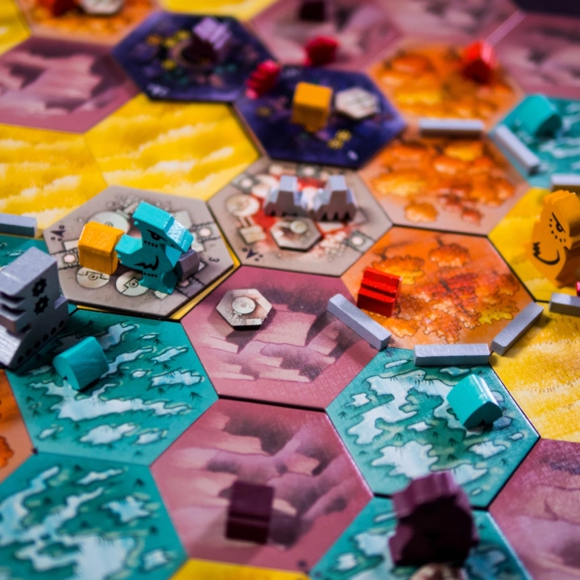 🔸 Defenders of the Wild🔸
(Fr & En)

@matagot.france 

👀 C'est quoi ?

Il vous plonge dans un univers où les animaux de la forêt, du marais, des plaines et des montagnes s’unissent pour lutter contre une menace mécanique alimentée par une magie corrompue.

🌀 Déroulement d’un tour

Le jeu se joue en manches, chacune divisée en deux phases :

1. Phase d’organisation (en silence !)

Chaque joueur choisit en secret un défenseur de sa main. Une fois révélés, les joueurs peuvent de nouveau discuter.

2. Phase d’action

À tour de rôle, chaque joueur :

dépense les points d’action de son défenseur pour réaliser des actions sur le plateau ;

puis pioche et applique une carte Machine qui fait avancer la menace (pollution, déploiement de mechs, construction d’usines, etc.).

🔧 Les actions possibles

- Se déplacer (avec bonus dans des corridors d’habitat).

- Construire un camp (nécessaire pour gagner et piocher des cartes).

- Détruire un mech.

- Nettoyer la pollution.

- Reboiser une usine (nécessite d’avoir éliminé tous les mechs/pollution sur place).

- Faire une brèche sur un mur (ouvre des passages).

- Se soigner ou se regrouper.

Certaines cartes offrent aussi des objets spéciaux comme des potions, des cartes, des fusées ou du pain, qui donnent des effets utiles sans consommer de points d’action.

🧩 Objectif du jeu

C’est un jeu 100 % coopératif : les joueurs gagnent ou perdent ensemble. Pour gagner, il faut restaurer toutes les usines construites par les machines et construire tous les camps de chaque joueur.
.
.
.
Copie presse
.
.
.
#boardgame #boardgamer #jeudesociete #jeuxdesociété #jeudeplateau #j2s #bgg #bggcommunity #boardgamegeek #jeux #jds #tabletop #juegodemesa #brettspiele #brettspiel #matagot