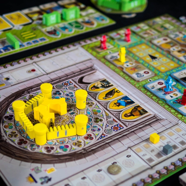 🔸 Stupor Mundi🔸
(Fr & En)

@pixiegames.officiel @quinedgames 

👀 C'est quoi ?

Vous incarnez l’une des grandes familles de son empire, chargées de renforcer leur influence en bâtissant un château, en gagnant des alliés à travers la Méditerranée et en promulguant des décrets qui modèlent la puissance impériale.

Chaque joueur, à son tour, peut :

- Voyager : déplacer son bateau de ville en ville pour accéder à de nouveaux alliés, marchés ou cartes d’action.
- Jouer une carte Action : posée face visible (pour réaliser son effet) ou face cachée (pour effectuer une action de base de son plateau joueur).

Les actions possibles sont variées :

- Promouvoir un Spécialiste : faire progresser un personnage sur la zone de Labeur pour débloquer bonus et points.

- Visiter le Marché : acheter/vendre céréales et pierres pour ajuster ses ressources.

- Bâtir une Construction : ajouter tours, murailles ou donjons à son château, améliorant capacités et revenus.

- Convoquer un Allié : recruter une figure influente (loyaliste ou indépendantiste) offrant des points de victoire selon la situation du palais impérial ou de votre propre domaine.

- Acquérir une carte Action Avancée : enrichir sa main avec des actions plus puissantes.

Certaines constructions ou événements déclenchent des Décrets, qui modifient le palais de Frédéric II et influencent les revenus des joueurs.

2. Phase de Fin de Manche
Simultanément, tous les joueurs :

- Renouvellent leur main de cartes.
- Perçoivent les revenus de leur château (ressources, points, argent).
- Touchent les revenus de leurs alliés en fonction des conditions remplies.
- Effectuent un entretien du plateau central (nouveaux alliés, nouvelles cartes disponibles).

Fin de partie
La partie s’arrête quand un joueur a construit l’intégralité de son château, que les décrets ne peuvent plus être renouvelés, ou qu’il n’y a plus de cartes avancées disponibles. Les joueurs comptent alors leurs points (bâtiments, alliés, argent, bonus). Le plus prestigieux l’emporte.
.
.
Copie presse
.
.
.
#boardgame #boardgamer #jeudesociete #jeuxdesociété #jeudeplateau #j2s #bgg #bggcommunity #boardgamegeek #jeux #jds #tabletop #juegodemesa #brettspiele