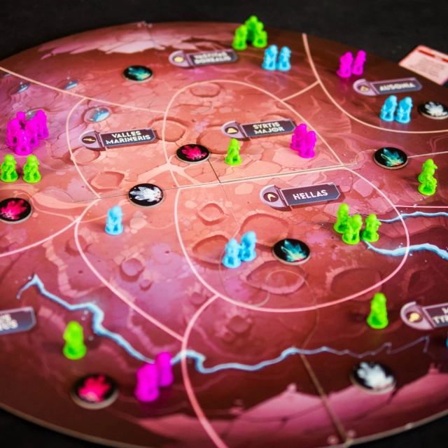 🔸 Mission planète rouge🔸
(Fr & En)

@matagot.france 

👀 C'est quoi ?

Envoyer des astronautes, occuper des zones riches en ressources et tirer parti de vos personnages aux capacités uniques pour devenir l’entreprise la plus prospère. Le jeu combine contrôle de territoire, programmation secrète et bluff, dans des parties dynamiques qui tiennent en haleine jusqu’à la dernière manche.

Une partie se déroule en 10 tours de jeu, chacun décomposé en plusieurs phases.

1. Choix des personnages
Chaque joueur dispose d’un même set de 9 cartes Personnage. À chaque tour, tous en choisissent secrètement une qu’ils vont révéler simultanément. Chaque personnage possède un pouvoir spécial (envoyer des astronautes, saboter une fusée, déplacer des troupes déjà en place, changer l’ordre de départ des fusées, etc.).

2. Résolution des actions
Dans l’ordre croissant des personnages joués (numérotés de 1 à 9), les joueurs appliquent les effets. Cela peut permettre de :

- Envoyer des astronautes dans des fusées en attente de décollage.

- Lancer une fusée vers une région précise de Mars.

- Influencer le plateau (réorganiser les troupes, saboter les plans adverses, récolter des bonus).

3. Décollage des fusées
Lorsqu’une fusée est complète, elle décolle immédiatement et ses astronautes vont occuper une zone de Mars.

4. Comptage et événements
À la fin des manches 5, 8 et 10, un décompte de majorité a lieu. Chaque région rapporte ses ressources à l’entreprise majoritaire. Des événements secrets, révélés en cours de partie, peuvent aussi modifier la valeur des territoires ou introduire de nouvelles conditions de scoring.

En résumé : il faut planifier, bluffer et anticiper les coups adverses, tout en adaptant sa stratégie aux rebondissements.
.
.
.
.
Copie presse
.
.
.
.
#boardgame #boardgamer #jeudesociete #jeuxdesociété #jeudeplateau #j2s #bgg #bggcommunity #boardgamegeek #jeux #jds #tabletop #juegodemesa #brettspiele