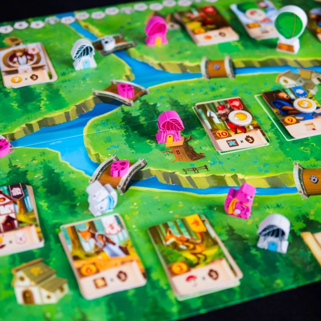 🔸Kingdom Crossing🔸
(Fr & En)

@sorrywearefrench 

👀 C'est quoi ?

Kingdom Crossing vous plonge dans le royaume de Clairesource, un lieu paisible traversé par des rivières et relié par sept ponts. Mais un problème persiste : il est impossible de parcourir tout le royaume sans repasser deux fois par un même pont.

Une partie se déroule en 4 manches, chacune découpée en trois phases :

1 . Phase du matin

Les joueurs collectent leurs revenus.
De nouveaux oiseaux apparaissent sur les cartes du plateau et offrent des bonus. La Reine révèle sa nouvelle carte.

2. Phase de la journée

Le cœur du jeu : chaque joueur dispose de tuiles Action. À son tour, il en choisit une pour se reposer ou travailler.

Les déplacements se font en traversant des ponts non encore utilisés ce tour-ci, en plaçant un marqueur pour les bloquer. Le but est d’arriver dans une région et d’y recruter un personnage ou construire une structure.

Les personnages appartiennent à cinq guildes animales (Renards, Hiboux, Ours, Sangliers, Cerfs) et offrent des ressources, du prestige, ou des bonus variés. Les structures procurent des revenus ou effets durables.

Les joueurs peuvent également profiter des bonus des oiseaux rencontrés et tenter de remplir les Objectifs Pont de La Montgolfière, qui permet de traverser un pont déjà utilisé ou de se déplacer vers une autre région… mais à un coût en pièces.

3. Phase du soir :

Si un joueur termine la manche dans une région où il a bâti une maison, il gagne un revenu supplémentaire.
Tous récupèrent leurs tuiles Action et marqueurs pour la manche suivante.

👉 La partie se termine après la 4ᵉ manche. Les joueurs additionnent les points gagnés via les objectifs, les ressources collectées, les cartes, les faveurs de la Reine et les structures. 
.
.
Copie presse
.
.
.
.
#boardgame #boardgamer #jeudesociete #jeuxdesociété #jeudeplateau #j2s #bgg #bggcommunity #boardgamegeek #jeux #jds #tabletop #juegodemesa #brettspiele