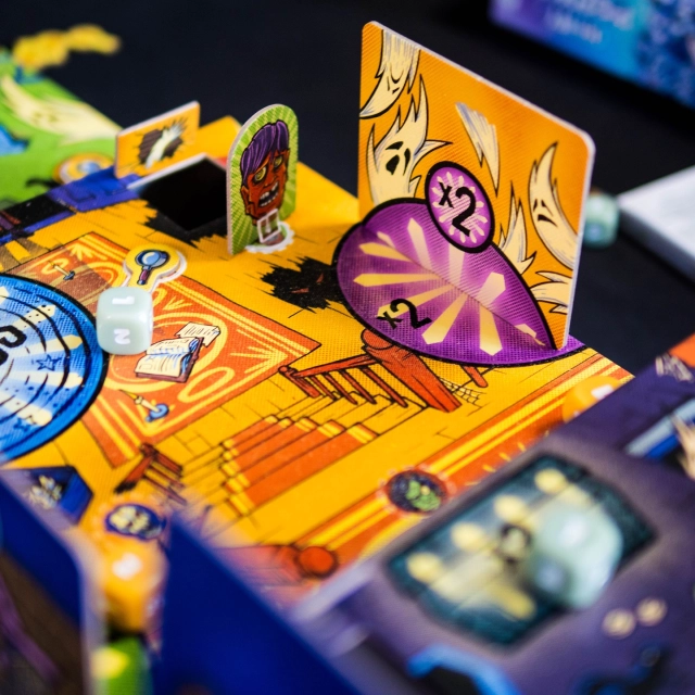 🔸Flipperbox : Le Manoir de l’Horreur🔸
(Fr & En)

@iello_fr 

👀 C'est quoi ?

« Flipperbox Le Manoir de l’horreur » est un jeu d’adresse pour 2 à 4 joueurs , accessible dès 6 ans , pour des parties rapides d’environ 15 minutes. L’objectif est de marquer le plus de points en donnant des pichenettes à ses dés pour les lancer dans une boîte-flipper à 3 niveaux représentant un manoir hanté.

 À son tour, un joueur doit lancer l’un de ses dés.

1.Placement : Le joueur place un de ses dés sur la Rampe de lancement. 

2.Lancement : Le joueur donne une pichenette au dé pour le propulser sur le flipper.

3.Résolution : Une fois le dé lancé, le joueur ne peut plus le toucher.

Les Bonus et Actions L’atterrissage du dé peut déclencher des effets immédiats ou compter pour le score de fin de manche.

Monstres : Si le dé lancé frappe un Monstre, le joueur coche le Monstre correspondant sur sa fiche de score. Le Monstre est ensuite déplacé vers sa case sur le niveau suivant.

Indices : Si le dé lancé fait bouger un jeton Indice, le joueur prend ce jeton. Il le conserve face cachée ; les points de ces jetons ne seront comptés qu’à la toute fin de la partie.

Royaumes Hantés : Ce sont des zones spéciales indiquant x2, x3 ou x5. Si, à la fin de la manche, un dé se trouve sur l’une de ces zones, son chiffre est multiplié par le bonus indiqué.

Cercle d’invocation : Si le dé lancé par un joueur atterrit dans ce cercle pendant son tour, il peut immédiatement lancer un dé bonus.

Fin de la manche La manche se termine quand tous les joueurs ont lancé leurs 4 dés de base, ainsi que leurs éventuels dés bonus.

Fin de la partie La partie s’arrête après la troisième manche. Les joueurs additionnent les scores de leurs trois manches. Ensuite, ils révèlent leurs jetons Indice et ajoutent ces points à leur total. 
.
.
Copie presse
.
.
.
.
#boardgame #boardgamer #jeudesociete #jeuxdesociété #jeudeplateau #j2s #bgg #bggcommunity #boardgamegeek #jeux #jds #tabletop #juegodemesa #brettspiele