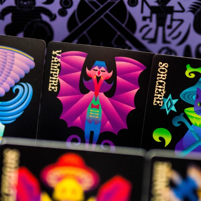 🔸Eternal Decks 🔸
(Fr & En)

@pixiegames.officiel 

👀 C'est quoi ?

Eternal Decks est un jeu de cartes coopératif dans lequel les joueurs explorent le mystérieux Monde des Éternels, peuplé de créatures aux pouvoirs mystiques. Ensemble, vous devrez comprendre les règles qui régissent ce monde, réveiller les Éternels, lever leurs malédictions et percer le secret qui menace l’humanité.

➡ Le tour de jeu
À son tour, un joueur doit obligatoirement effectuer une action parmi les trois suivantes :
-Jouer une carte
-Générer un Joyau
-Donner une carte à un coéquipier

Après son action, il pioche pour avoir 3 cartes en main (si possible), puis le tour passe au joueur suivant.

Si un joueur ne peut effectuer aucune action, la partie est immédiatement perdue.

➡ Jouer une carte
Les cartes peuvent être jouées :

- Dans le Champ (zone principale du plateau)
- Dans la Rivière
- Ou comme carte Capacité

➡ Le Champ :
Le Champ est composé de trois rangées (supérieure, médiane, inférieure), chacune associée à une carte Terrain (Montagne, Grotte, Campement, etc.) qui impose ses propres règles.

➡ Réveiller un Éternel :
Réveiller un Éternel permet au joueur actif de récupérer son deck de 8 cartes, mais déclenche immédiatement une Malédiction qui affecte tous les joueurs.

➡ Générer un Joyau : 
Pour lever une malédiction, les joueurs doivent générer un Joyau en utilisant des cartes de leur main selon des recettes précises

➡Donner une carte :
Un joueur peut dépenser un Cœur pour donner une carte de sa main à un coéquipier, face cachée.
Cette action est cruciale pour éviter qu’un joueur se retrouve bloqué sans solution.

➡ Communication limitée
Les joueurs n’ont pas le droit de parler directement des couleurs ou des valeurs des cartes qu’ils ont en main.
.
.
.
.
.
.
Un grand merci à la boutique en ligne Esprit Jeu qui m’a permis de tester ce jeu grâce à l’envoi d’une copie.

www.espritjeu.com @espritjeu
.
.
.
.
#boardgame #boardgamer #jeudesociete #jeuxdesociété #jeudeplateau #j2s #bgg #bggcommunity #boardgamegeek #jeux #jds #tabletop #juegodemesa #brettspiele