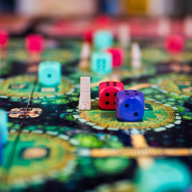 🔸Les Druides d'Edora 🔸
(Fr & En)

@ravensburger.fr

👀 C'est quoi ?

Les Druides d’Edora est un jeu de stratégie expert dans lequel les joueurs incarnent des druides et prêtresses parcourant une forêt mystique parsemée de sanctuaires.

À chaque tour, un joueur suit une séquence de 7 étapes bien définies.

1. Se déplacer dans la forêt
Le joueur commence par déplacer son pion d’un sanctuaire à un autre en suivant les chemins. Chaque sanctuaire traversé et chaque zone de forêt sombre coûte 1 provision. 

2. Placer un dé
Le joueur place ensuite un dé de sa réserve personnelle sur une case d’action libre du sanctuaire où il se trouve.
Le coût de l’action dépend directement de la valeur du dé : il faut payer autant de provisions que le nombre indiqué sur le dé.

3. Résoudre la compétition
Si plusieurs dés sont présents sur le même sanctuaire, une comparaison de valeurs a lieu :

Le dé le plus élevé rapporte 2 points de prestige.

4. Effectuer l’action du sanctuaire
Le joueur réalise ensuite l’action associée à la case occupée, parmi lesquelles :

- Récupérer des provisions ou des dés
- Avancer sur la piste de savoir
- Avancer la faucille pour débloquer des plantes médicinales
- Prendre une tablette de pierre
- Récupérer du gui pour brasser des potions
- Ériger des menhirs ou des runes
- Ajouter des gemmes à son amulette

5. Activer les feux sacrés
Si le joueur encercle complètement un foyer de feu avec ses dés, il déclenche immédiatement les bonus indiqués, puis recouvre le feu, le rendant indisponible pour le reste de la partie.

6. Relier des dolmens
En créant une chaîne ininterrompue de dés entre deux dolmens de même couleur, le joueur les récupère et marque des points supplémentaires. Les trois premières connexions sont encore plus récompensées.

7. Activer les plantes médicinales
Enfin, les plantes médicinales débloquées grâce à la faucille sont activées. Elles offrent des pouvoirs permanents (dés modulables, actions améliorées, multiplicateurs…)
.
.
.
Copie presse
.
.
.

#boardgame #boardgamer #jeudesociete #jeuxdesociété #jeudeplateau #j2s #bgg #bggcommunity #boardgamegeek #jeux #jds #tabletop #juegodemesa #brettspiele