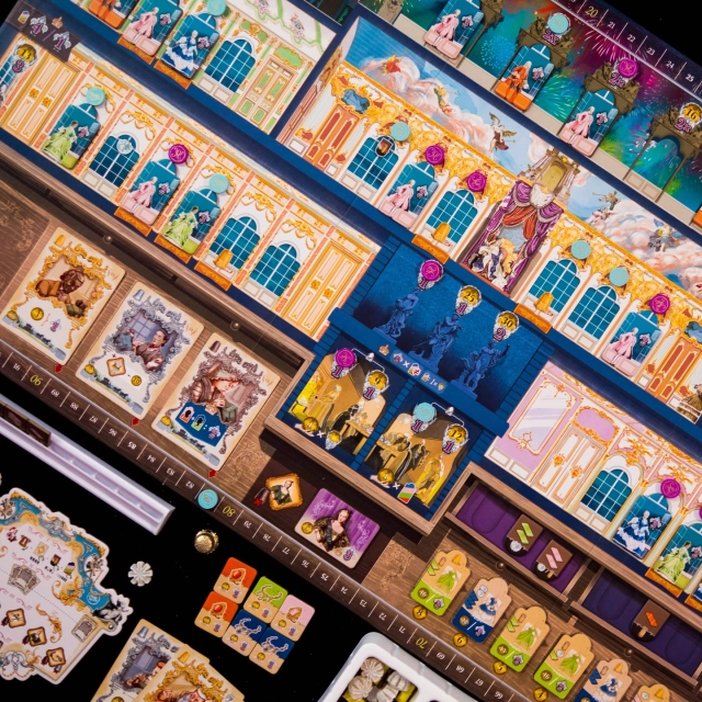 🔸Rococo Deluxe 🔸
(Fr & En)

@eaglegryphon 

👀 C'est quoi ?

Bienvenue à la cour de Louis XV ! Dans Rococo Édition Deluxe, vous n’êtes pas un simple joueur, mais le propriétaire d’une prestigieuse maison de couture à l’apogée de l’élégance française.

Le jeu se déroule en 7 manches, chacune divisée en quatre phases bien distinctes :

1. Préparation : On renouvelle l’offre des nouveaux commis, des ressources (soie, dentelle, fil) et des modèles de tenues de bal sur le plateau.

2. Sélection des Commis : Chaque joueur choisit secrètement 3 cartes commis de sa main pour la manche. C’est ici que la stratégie commence, car chaque employé (Apprenti, Compagnon ou Maître) possède des capacités différentes.

3. Réalisation des Actions : À tour de rôle, on joue une carte pour effectuer une action principale. Les possibilités sont riches :

- Acquérir des ressources : Récupérer des tissus et des ornements.
- Confectionner une tenue : Créer un costume ou une robe pour les vendre (argent immédiat) ou les louer (points de prestige et présence sur le plateau).
- Engager un commis : Agrandir votre équipe pour obtenir des actions plus puissantes.
- Financer une décoration : Investir dans des musiciens ou des statues pour des bonus de fin de partie.
- Députer un commis : Envoyer un employé à la cour pour gagner de l’argent et libérer de la place dans votre main.

 
4. Revenus : Les joueurs perçoivent leurs gains basés sur leurs investissements et se préparent pour la manche suivante.

La partie s’achève par un grand bal et un décompte final où le prestige accumulé (tenues louées, majorités dans les salles, décorations) désigne le vainqueur.
.
.
.
.
#boardgame #boardgamer #jeudesociete #jeuxdesociété #jeudeplateau #bgg #bggcommunity #boardgamegeek #jeux #jds #tabletop #juegodemesa #brettspiele