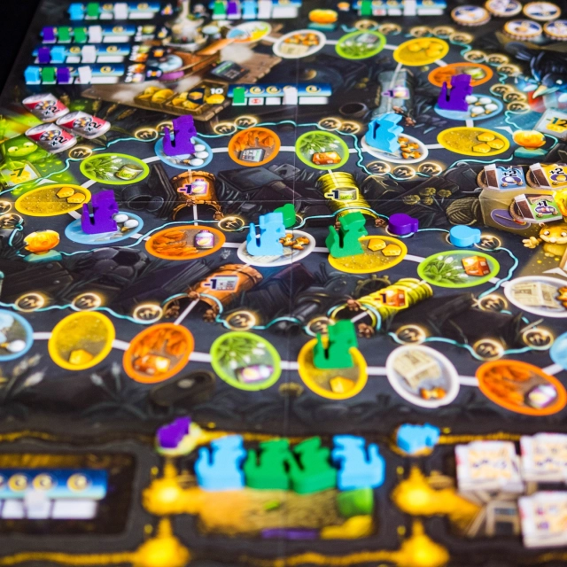 🔸First Rat🔸
(Fr & En)

@pegasusspiele 

👀 C'est quoi ?

Oubliez la conquête spatiale de la NASA, place à la décharge ! Dans First Rat, vous dirigez une famille de rats visionnaires qui, après avoir lu une vieille bande dessinée, sont convaincus que la Lune est faite de fromage. Votre but est simple : fouiller la décharge pour récupérer des matériaux, construire une fusée et envoyer vos « rattronautes » vers l’astre lunaire.

Le jeu repose sur une mécanique de déplacement fluide et maligne sur un parcours semé de ressources et de trésors :

1. Le déplacement des rats : À votre tour, vous pouvez déplacer soit un seul rat de 1 à 5 cases, soit plusieurs rats de 1 à 3 cases, à condition qu’ils atterrissent tous sur des cases de la même couleur.

2. La collecte et les actions : Selon la case où vous arrivez, vous récupérez des composants (morceaux de métal, ampoules, fromage) ou vous avancez sur des pistes technologiques.

Construction : Utilisez vos ressources pour bâtir des sections de la fusée et gagner des points.

Les Rats de la décharge : Rencontrez des alliés pour obtenir des capacités spéciales (sac à dos, boissons énergisantes, BD).

Le Terrier : Faites progresser vos nouveaux rattronautes pour les envoyer vers la fusée.

3. Le vol spatial : Dès qu’un rat atteint la fin du parcours, il entre dans la fusée et rapporte des points de victoire.

La partie s’arrête lorsqu’un joueur a placé son 4ème rat dans la fusée ou a épuisé ses jetons de score. On compte alors les points accumulés sur les différentes pistes et la construction.
.
.
.
Copie presse
.
.
.
#boardgame #boardgamer #jeudesociete #jeuxdesociété #jeudeplateau #bgg #bggcommunity #boardgamegeek #jeux #jds #tabletop #juegodemesa #brettspiele