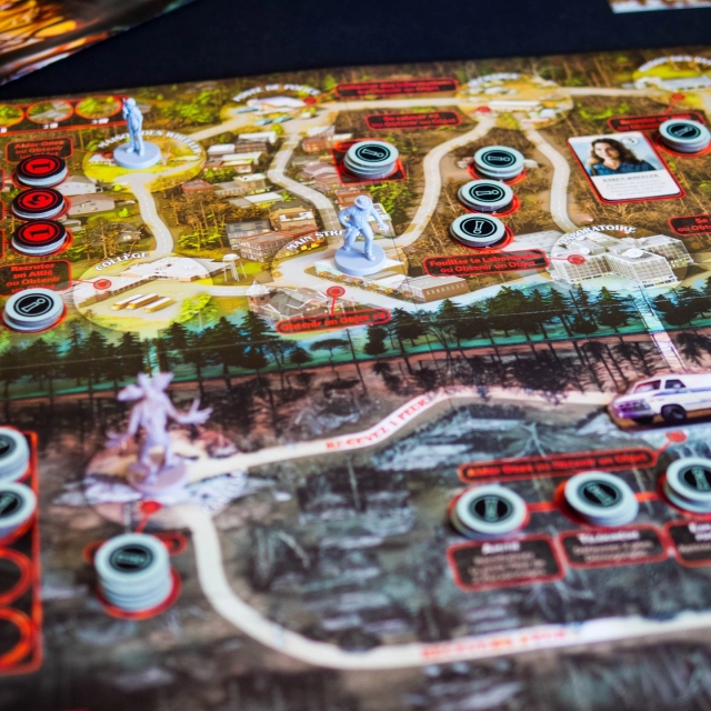 🔸Stranger Things – Le monde à l’envers🔸
(Fr & En)

@cmongames 

👀 C'est quoi ?

Stranger Things: Upside Down est un jeu coopératif pour 2 à 4 joueurs dans lequel vous incarnez les héros emblématiques de la série (Mike, Eleven, Hopper, Joyce, Dustin, Lucas, Nancy…) afin de sauver Will et repousser les forces du Monde à l’Envers.

Le jeu propose deux scénarios complets correspondant aux saisons 1 et 2, chacun avec son propre plateau, ses cartes et ses objectifs spécifiques.

Une partie se déroule en tours successifs, chaque joueur effectuant 4 phases dans l’ordre.

1️⃣ Se déplacer
Le joueur actif peut se déplacer d’un certain nombre de lieux selon :

- le mouvement de base de son personnage ;
- les cartes Action jouées pour augmenter ce déplacement.

2️⃣ Effectuer une action
Si aucun ennemi n’est présent, le joueur peut réaliser une action du lieu.
S’il y a un ennemi, il doit obligatoirement effectuer une action Combat.

✅ Actions non contestées (automatiques)
Elles ne nécessitent pas de battre une valeur :

- Se calmer : réduire sa Peur.
- Récupérer un objet : piocher plusieurs cartes Objet et en conserver une.
- Enquêter : révéler des jetons pour anticiper les dangers.

⚔️ Actions contestées (avec test de valeur)
Ici, il faut battre la valeur d’une pile de jetons en jouant des cartes Action.

3️⃣ Reconstituer sa main
Le joueur pioche jusqu’à 5 cartes Action.

4️⃣ Révéler des cartes Scène
Le joueur révèle un nombre de cartes Scène égal : numéro de l’Acte + nombre d’icônes Danger jouées ce tour.

🎯 Conditions de victoire
Saison 1 : retirer toutes les piles “Sauver Will”.
Saison 2 : sauver Will puis fermer la Porte.
.
.
.
tags 🏷

#boardgame #boardgames #boardgamegeek #boardgamephotography #tabletopgames #桌上遊戲 #juegosdemesa #spiel #giochidatavola #bggcommunity #bgg #boardgameaddict #boardgamers #games #2playergames #boardgamecouple #brettspiel #jogodetabuleiro #lautapelit #ボードゲーム #보드게임 #brädspel #boardgamer #boardgamesofinstagram #boardgamenight #boardgamesarefun