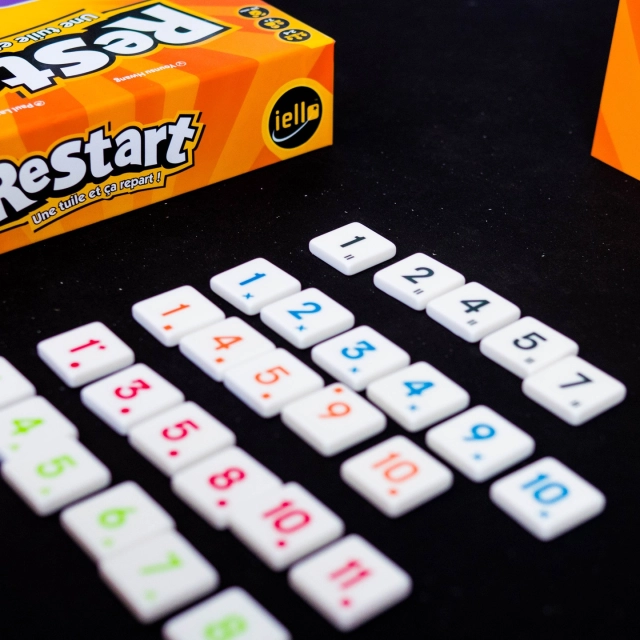 🔸Restart🔸
(Fr & En)

@iello_fr 

👀 C'est bien ?

Restart est un jeu familial accessible basé sur des suites de tuiles, où le timing et l’opportunisme sont essentiels pour se débarrasser de ses tuiles tout en bloquant ses adversaires. Fluide et interactif, il séduit par sa simplicité mais reste assez limité en profondeur stratégique.

❤️Règles simples et prise en main immédiate
❤️Parties fluides et sans temps mort
❤️Bonne interaction entre les joueurs
❤️Jeu de timing efficace et fun
❤️Matériel de qualité agréable à manipuler

💔Profondeur stratégique limitée
💔Coups assez évidents
💔Pas assez de tuiles spéciales pour varier les parties

La note : 7.5/10

L'avis complet sur : www.mr-boardgames.com
.
.
.
Copie presse
.
.
.
👀 Is it good?

Restart is an accessible family game based on tile sequences, where timing and opportunism are essential to get rid of your tiles while blocking your opponents. Fluid and interactive, it appeals with its simplicity but remains somewhat limited in strategic depth.

❤️Simple rules and immediate learning curve
❤️Fluid, fast-paced games
❤️Good player interaction
❤️Effective and fun timing game
❤️Quality components that are pleasant to handle

💔Limited strategic depth
💔Some fairly obvious moves
💔Not enough special tiles to keep games varied

Rating: 7.5/10

Read the full review at: www.mr-boardgames.com