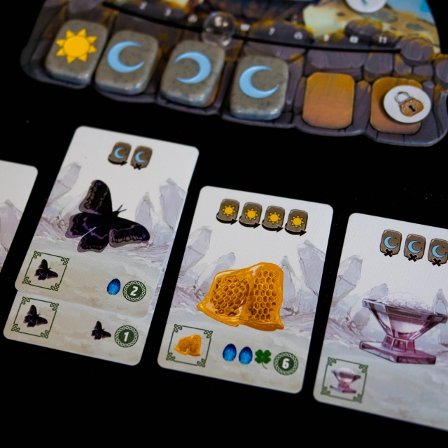 🔸Carnuta🔸
(Fr & En)

@reposproduction 

👀 Comment on joue ?

Le cœur du jeu repose sur un système de collection et d’optimisation : il ne suffit pas d’accumuler des cartes, il faut surtout construire des combinaisons efficaces pour maximiser son score.

Une partie de Carnuta se déroule en une succession de tours, dans le sens horaire. À votre tour, vous devez effectuer 2 actions parmi les 4 disponibles, dans l’ordre de votre choix (et vous pouvez répéter la même action).

🔹 Les 4 actions possibles
1. Prendre une carte
Vous choisissez une carte parmi les 8 visibles au centre de la table (Jour ou Nuit), puis vous la remplacez immédiatement. Votre main n’a pas de limite pendant le tour, mais vous devrez redescendre à 3 cartes maximum en fin de tour.

2. Prendre des runes
Vous remplissez les emplacements libres de votre plateau avec des runes (Soleil ou Lune). Attention : vous ne pouvez prendre qu’un seul type de rune par action.

3. Poser une carte
Vous jouez une carte de votre main devant vous en payant son coût en runes (les retourner ou les défausser).
Les cartes sont organisées en colonnes par type d’ingrédient, ce qui va influencer votre score final. Certaines cartes ont des effets particuliers (comme les jokers ou les doubles ingrédients).

4. Retourner des runes
Vous pouvez uniformiser vos runes en les retournant pour n’avoir que des Soleils ou que des Lunes visibles, facilitant ainsi le paiement de futurs coûts.

🔸 Éléments importants du tour
Les Serpes : utilisables à tout moment pour renouveler complètement les cartes visibles (Jour ou Nuit).
Limite de main : 3 cartes maximum en fin de tour.
Progression : votre compteur avance selon le nombre de cartes posées et peut débloquer des bonus (emplacements supplémentaires ou ingrédients bonus).

🏁 Fin de partie
La fin est déclenchée dès qu’un joueur pose sa 11e carte.
.
.
.
.
Un grand merci à la boutique en ligne Esprit Jeu qui m’a permis de tester ce jeu grâce à l’envoi d’une copie.

www.espritjeu.com @espritjeu