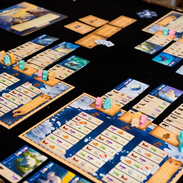 🔸Borealis🔸
(Fr & En)

@luckyduckgamesfr 

👀 Comment on joue ?

Borealis est un jeu de cartes et de gestion dans lequel les joueurs incarnent des équipes de scientifiques partant observer des animaux dans leur habitat naturel. L’objectif est d’organiser au mieux ses observations en déployant ses scientifiques sur différents lieux, tout en optimisant ses déplacements et ses choix de cartes.

Une partie se déroule en une succession de tours où les joueurs jouent chacun leur tour. À son tour, un joueur doit choisir une seule action parmi deux :

🔹 Observer un animal
1. Jouer une carte Animal
- Le joueur pose une carte de sa main dans un lieu où se trouvent les scientifiques demandés.
- Les cartes s’empilent dans chaque lieu, en laissant visibles certaines informations.

2. Déplacer les scientifiques
- Les flèches sur la carte indiquent comment déplacer les scientifiques vers des lieux adjacents ou vers les camps.
- Ceux envoyés dans un camp y restent bloqués jusqu’à une action spécifique.

3. Progresser sur la piste d’exploration : Si le véhicule de la carte correspond à celui de la piste, le joueur avance son marqueur.

4. Recruter une nouvelle carte : Le joueur choisit une carte parmi celles disponibles.

🔹 Se regrouper 
1. Défausser des cartes (optionnel)
2. Piocher autant de cartes que celles défaussées
3. Gagner des ressources selon le nombre de scientifiques dans les camps
4. Rassembler tous ses scientifiques dans un seul lieu

🔹Fin de partie et score :
La partie s’arrête lorsqu’un joueur a placé 7 cartes dans un seul lieu. Le vainqueur est celui qui totalise le plus de points, calculés selon les séries d’animaux de même espèce par lieu, l’avancement sur les pistes d’exploration, les points bonus sur les cartes, les objectifs accomplis et les cartes de score communes.
.
.
.
Copie presse
.

tags 🏷

#boardgame #boardgames #boardgamegeek #boardgamephotography #tabletopgames #桌上遊戲 #juegosdemesa #spiel #giochidatavola #bggcommunity #bgg #boardgameaddict #boardgamers #games #2playergames #boardgamecouple #brettspiel #jogodetabuleiro #lautapelit #ボードゲーム #보드게임 #brädspel #boardgamer #boardgamesofinstagram #boardgamenight #boardgamesarefun