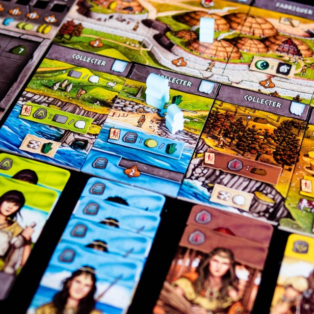 🔸Skara Brae🔸
(Fr & En)

@pixiegames.officiel 

👀 C'est quoi ?

Skara Brae est un jeu de gestion de ressources et de placement d’ouvriers signé Shem Phillips, dans lequel les joueurs incarnent des habitants d’un village néolithique sur les îles Orcades, en Écosse.

🔄 Structure d’une partie
Une partie se joue en 4 manches.

▶️ Déroulement d’un tour
À son tour, un joueur doit :

1. Choisir une carte Village

Il existe plusieurs types :

- Colons : produisent des ressources selon leur environnement
- Toits : protègent les colons (moins de nourriture nécessaire)
- Objets : apportent bonus et points

👉 Les colons déclenchent :

-une récolte obligatoire
-un effet bonus optionne

2. Placer ses ouvriers
Les joueurs utilisent leurs ouvriers pour activer des actions :

- Ameublement: améliorer son score par colon
- Cuisine : transformer des ressources en nourriture
- Craft : améliorer ses actions
- Nettoyer : retirer des déchets
- Commerce : échanger des ressources
- Récolte : récolter selon les zones

3. Récupérer ses ouvriers
Tous les ouvriers sont récupérés en fin de tour pour être réutilisés plus tard.

🍂 Fin de manche
Chaque joueur doit :

-Résoudre certains effets
- Nourrir ses colons
- Produire des déchets

🏁 Fin de partie
Après 4 manches, on compte les points :

-Piste Ameublement (valeur des colons)
- Piste Commerce
- Actions améliorées
- Cartes (Toits, objets…)
- Ressources restantes
❌ Pénalités : déchets+ stockage mal géré
👉 Le joueur avec le plus de points gagne.
.
.
.
.
Copie presse