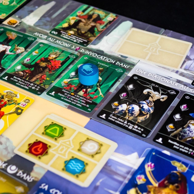 🔸Mythologies 🔸
(Fr & En)

@super.meeple

👀 Comment on joue ?

Mythologies est un jeu de cartes et de placement tactique où chaque joueur façonne son propre Panthéon en combinant les pouvoirs de grandes civilisations.

Une partie de Mythologies se dispute en 4 manches. 

1. La Phase de Sélection (Simultanée)
Les joueurs vont acquérir exactement 2 cartes.

💠L’appel du Destin : On révèle une carte Destinée au centre du sanctuaire. Elle indique à chaque joueur sur quel plateau de mythologie il est autorisé à choisir une carte.

💠Le choix secret : Les joueurs choisissent secrètement l’un de leurs pions de sélection et le révèlent en même temps.

On répète cette opération pour révéler une seconde carte Destinée jusqu’à ce que tout le monde possède ses 2 cartes.

2. La Phase de Placement 
En commençant par le premier joueur, chacun va jouer ses 2 cartes acquises, dans l’ordre de son choix.

💠Payer le coût : Les Créatures sont gratuites, mais les Divinités requièrent de dépenser 4 Gemmes pour être jouées. 

💠Poser ou Écraser : On place la carte sur une case de sa grille de Panthéon. On peut la poser sur une case vide ou écraser une Créature déjà présente.

💠Vérifier la Complétion : Si la pose complète une ligne ou une colonne de votre Panthéon, vous gagnez immédiatement le bonus de complétion associé.

💠Gain d’invocation : Selon le Plan (la ligne) où la carte atterrit, vous empochez instantanément le gain d’invocation indiqué.

💠Résolution des effets : On applique l’effet de la carte.

3. L’Entretien et les Épreuves
En fin de manche, on avance le compte-manches, on passe le jeton premier joueur et on complète le sanctuaire avec de nouvelles cartes.

💠Les Épreuves: . Lors de la manche 3, les joueurs vérifient s’ils valident l’objectif de la première Épreuve. À la manche 4, on valide la deuxième Épreuve. 

Fin de partie
À l’issue de la 4ème manche, on fait les comptes : on additionne les Faveurs accumulées, celles gagnées par les effets de fin de partie, et on convertit les Gemmes restantes (3 Gemmes = 1 Faveur). Le joueur au Panthéon le plus prestigieux l’emporte!
.
.
Copie presse