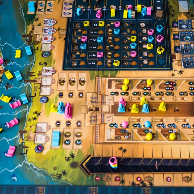 🔸Men-Nefer🔸
(Fr & En)

@ludonovajuegos @asmodee_fr 

👀 Comment on joue ?

Men-Nefer est un jeu de gestion et de placement d’ouvriers pour 1 à 4 joueurs.

Une partie se déroule sur 3 Ères, chacune composée de 3 phases :

💠Phase 1 : L’Inondation (Akhet)

Recevoir de la Nourriture selon la position de ses Bateaux sur le Nil, et de l’Heka (magie) selon la position de son Orbe sur l’Obélisque. Renouveler les Contrats Commerciaux etc.

💠Phase 2 : Les Semailles (Peret)

C’est la phase principale d’action.

À son tour, chaque joueur choisit une des 3 options suivantes, chacune utilisable 3 fois maximum par Ère :

① Visiter une Maison de Vie

- On choisit un Apprenti de son plateau et sa Tablette d’Action associée

- On place l’Apprenti dans une Maison de Vie (côté Soleil) — si d’autres Apprentis s’y trouvent déjà, on paye 1/3/5 Nourriture selon le nombre

- On exécute les actions de la Tablette

- On place la Tablette défaussée face cachée sur le plateau

② Se spécialiser dans une Maison de Vie

- On déplace son Apprenti du côté Soleil vers le côté Lune (même coût d’encombrement)

- On avance son Scarabée d’un cran sur la Piste de Spécialisation correspondante

- On exécute l’action du nouvel espace (ou d’un espace précédent)

③ Obtenir une Tablette d’Action

- On choisit une des 5 Tablettes disponibles sur le plateau

- On paye/reçoit la Nourriture indiquée
Si le hiéroglyphe de la Tablette correspond au prochain espace de son Compteur, on avance et on bénéficie d’un bonus immédiat

- On exécute l’action à droite de la Tablette choisie (ou toute action en dessous)

💠Phase 3 : La Récolte (Shemu)

À la fin de chaque Ère, on récolte ce que l’on a semé.

On score dans l’ordre suivant :

- Enrouler les Papyrus
- Le Duat
- Contrats Commerciaux
- La NécropoleSarcophage
- L’Obélisque
- Les Pyramides 
.
.
.
Copie presse
.
.
.
tags 🏷

#boardgame #boardgames #boardgamegeek #boardgamephotography #tabletopgames #桌上遊戲 #juegosdemesa #spiel #giochidatavola #bggcommunity #bgg #boardgameaddict #boardgamers #games #2playergames #boardgamecouple #brettspiel #jogodetabuleiro #lautapelit #ボードゲーム #보드게임 #brädspel #boardgamer #boardgamesofinstagram