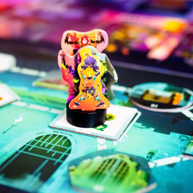 🔸Dead Cells – Le Jeu de Société Rogue-Lite
🔸
(Fr & En)

@scorpionmasque

👀 C'est quoi ?

Dead Cells est un jeu coopératif rogue-lite 1-4 joueurs. Vous traversez des Biomes (donjons), vous combattez des Monstres, et vous mourez… pour mieux revenir !

🗺️ L'EXPLORATION
Déplacez votre groupe tuile par tuile dans le Biome. Chaque tuile révélée déclenche un effet : trésor, marchand, ou Combat. Certains chemins nécessitent des Runes débloquées en cours de campagne. Des Tests peuvent surgir sur certains corridors : réussite = bonus, échec = dégâts ou chemin bloqué.

⚔️ LE COMBAT
C'est le cœur du jeu ! Exactement 3 cartes Combat sont jouées à chaque rencontre. 

Chaque joueur choisit une carte, annonce UNE action et la Ronde où elle aura lieu, puis la pose face cachée. Tout le monde révèle en même temps.

Les actions se résolvent de gauche à droite, Ronde I → II → III :
🗡️ Dégâts | 🛡️ Bloquer | ⚡ Aptitude | 💰 Piller | 🧪 Soigner

Attention aux États : Poison, Gel, Feu, Ensanglanté, Ciblé… Chacun peut vous achever si vous ne les gérez pas. Un deuxième jeton Feu = mort immédiate ! Et vos cartes Équipement enrichissent encore vos options au fil des runs.

🏪 L'INTERBIOME
Vous avez survécu ? Soufflez un peu. Soignez-vous chez le Guérisseur, achetez de l'Équipement chez le Marchand, et convertissez vos Schémas en cartes permanentes grâce au Collecteur.

👹 LES BOSS
Après deux Biomes, vous affrontez un Boss en plusieurs Manches et Étapes. Chaque Étape a son propre profil d'attaque. Attendez-vous à plusieurs manches avant d'en venir à bout !

💀 LA FIN DE RUN
Mort ou vivant, dépensez vos Cellules pour acheter des Améliorations permanentes. Runes, Mutations, nouveaux équipements : votre groupe devient plus fort à chaque défaite !

🔁 Et on recommence. De plus en plus loin. De plus en plus forts. C'est ça, le rogue-lite sur plateau. 
.
.
.
.
Copie presse
.
.
.
🏷

#boardgame #boardgames #boardgamegeek #boardgamephotography #tabletopgames #桌上遊戲 #juegosdemesa #spiel #giochidatavola #bggcommunity #bgg #boardgameaddict #boardgamers #games #2playergames #boardgamecouple #brettspiel #jogodetabuleiro #lautapelit #ボードゲーム #보드게임 #brädspel #boardgamer #boardgamesofinstagram