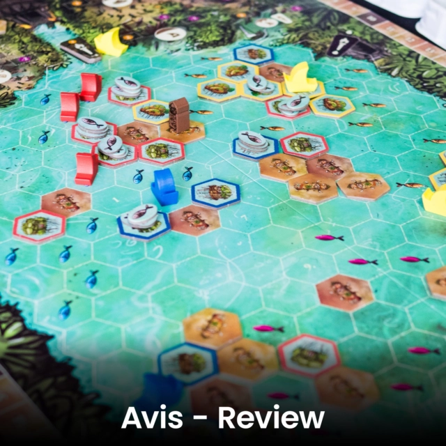 🔸Feya's Swamp 🔸
(Fr & En)

@matagot.france @grailgames

👀 C'est bien ?

Feya's Swamp est un jeu expert accessible qui combine habilement placement d'ouvriers, déplacement de bateaux, commerce et contrôle de territoire dans un univers marécageux original. Très interactif et riche en choix stratégiques, il récompense l'adaptation permanente aux actions des adversaires tout en restant plus abordable que les précédents titres de l'auteur de Terra Mystica et Projet Gaia.

❤️Excellente interaction entre les joueurs
❤️Système de Guides très malin
❤️Mélange réussi entre placement d'ouvriers et déplacement de bateaux
❤️Commerce et célébrations créent des dilemmes intéressants
❤️Plateau qui évolue constamment au fil de la partie

💔Commerce et décomptes de points peu intuitifs lors des premières parties
💔Asymétrie des peuples assez légère
💔Certaines actions manquent de saveur ou de sensation de nouveauté
💔Le cycle (pèche>vente>colonies) peut devenir répétitif

La note : 8/10

L'avis complet sur : www.mr-boardgames.com
.
.
.
.
Copie presse
.
.
👀 Is it good?

Feya's Swamp is an accessible, expert-level game that cleverly combines worker placement, ship movement, trade, and area control in a unique swampy setting. Highly interactive and rich in strategic choices, it rewards constant adaptation to opponents' actions while remaining more approachable than previous titles from the designer of Terra Mystica and Project Gaia.

❤️Excellent player interaction
❤️Very clever Guide system
❤️Successful blend of worker placement and ship movement
❤️Trade and celebrations create interesting dilemmas
❤️Board constantly evolving throughout the game

💔Trade and scoring are not very intuitive in the first few games
💔Slight asymmetry between the factions
💔Some actions lack flavor or a sense of novelty
💔The cycle (fishing > selling > settlements) can become repetitive

Rating: 8/10

Full review at: www.mr-boardgames.com