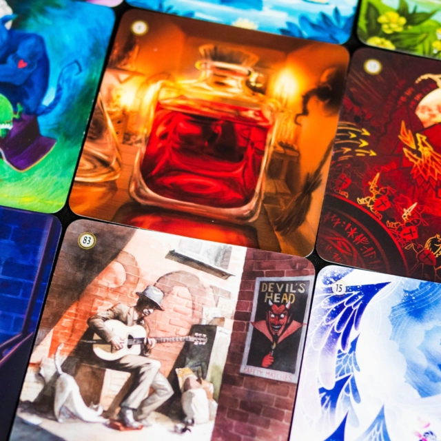 🔸MOZAÏK 🔸
(Fr & En)

@blamedition 

👀 Comment on joue ?

MOZAÏK est un jeu d’observation, d’association d’idées et de créativité signé Léo Baynaud. Les joueurs construisent progressivement une grille composée de 9 images et 9 mots afin de créer les meilleures correspondances possibles entre eux.

La partie se joue en 9 manches. À chaque manche, chaque joueur placera une image et un mot dans sa grille.

1. Choisir une image
Tous les joueurs sélectionnent simultanément une des trois cartes Image de leur main et la placent face cachée devant eux.

2. Révélation et ordre du tour

L’ordre du tour est déterminé par le numéro indiqué sur chaque image : le plus petit numéro joue en premier.

3. Tour de jeu

💠Choisir un mot
À son tour, le joueur sélectionne une des cartes Mot disponibles au centre de la table.

💠Placer l’image et le mot

- L’image est ajoutée dans la grille.
- Le mot est placé à l’extrémité d’une ligne ou d’une colonne.

💠Mettre à jour les points

Chaque fois qu’un mot correspond à une image, le joueur ajuste ses gemmes sur la carte Mot concernée afin de refléter son nouveau score.

Une association est valide si :

- l’élément est visible sur l’image ;
- ou si l’ambiance générale correspond au mot.

💠Reconstituer sa main

Deux possibilités :

- conserver les deux cartes restantes et piocher une nouvelle image ;
- défausser les deux cartes restantes puis en piocher trois nouvelles.

Attention : chaque paire de cartes défaussées fera perdre 1 point en fin de partie.

🔶Fin de manche
Le mot restant au centre est défaussé puis de nouveaux mots sont révélés.

🔶Fin de partie
Après la neuvième manche, les joueurs totalisent les points obtenus sur leurs cartes Mot.

👀 C'est bien ?

Mozaïk réussit à combiner construction de grille, associations d'images et dilemmes stratégiques dans une formule accessible et cohérente, où chaque décision, choix du mot, placement de l'image, ordre du tour a son importance. Malgré une part de hasard inhérente aux cartes disponibles, le jeu offre une expérience familiale agréable qui récompense autant l'observation que la créativité.

L'avis complet sur : www.mr-boardgames.com
.
.
.
Copie presse
.
.