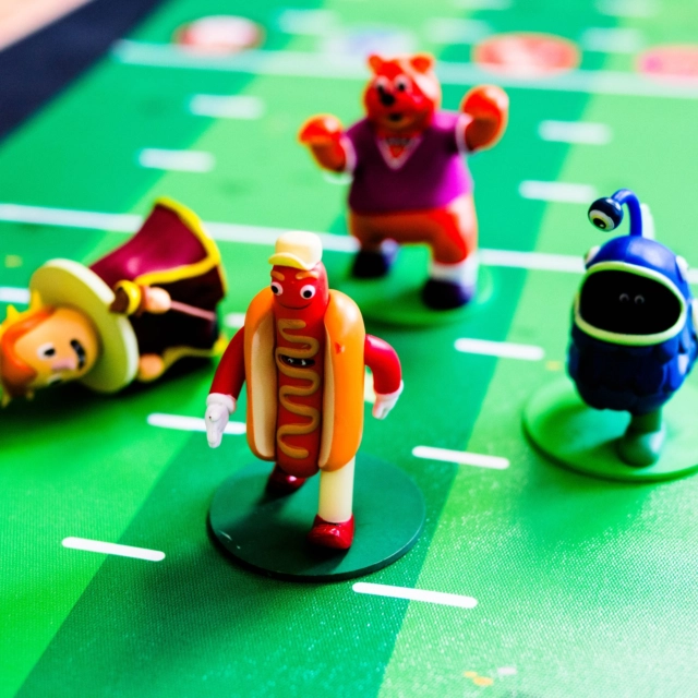 🔸Hot Streak🔸
(Fr & En)

@cmykgames 

👀 Comment on joue ?

Hot Streak est un jeu de paris et de courses complètement déjanté dans lequel les joueurs misent sur des mascottes sportives improbables qui s’affrontent sur une piste de course. 

Une partie de Hot Streak s’étale sur 3 courses successives. 

1. La Phase de Paris 

Avant le départ, les joueurs doivent drafter 2 tickets de paris. La sélection se fait selon un système de « Draft en serpentin » (le dernier joueur à choisir le premier ticket choisit le premier lors du second tour).

Les types de tickets : Vous pouvez parier sur le classement final d’une mascotte ou sur un pari secondaire, comme le fait qu’une mascotte soit éliminée ou qu’elle se prenne un KO.

Sûr ou Risqué : Dès que vous récupérez un ticket, vous devez choisir de le placer sur sa face Sûr (gains modérés mais sûrs) ou sa face Risqué (gains énormes si vous avez raison, mais risque de perdre de l’argent si vous échouez)

2. La Course 

Avant que la course ne commence, chaque joueur choisit secrètement une carte de sa main pour l’ajouter au paquet de course. C’est votre unique moyen d’influencer le destin des mascottes! Une fois le deck de 18 cartes mélangé, le joueur qui joue le rôle du Dealer brûle 3 cartes et commence à révéler les cartes une à une.

Les effets possibles :

- On déplace les mascottes selon les cartes : avancer d’un nombre de cases, sauter à la prochaine étoile, faire tomber une mascotte, la faire faire demi-tour, ou la faire dévier de couloir (avec risque de collision !).
- Si une mascotte couchée doit retomber, ou sort de la piste, elle est disqualifiée.
- La course se termine dès que 3 des 4 mascottes ont fini (arrivée ou disqualification)

Phase 3 : les gains

Le Bookmaker paie chaque joueur selon ses tickets. On répète l’ensemble du processus pour 3 courses, la 3e étant pimentée d’un twist : chaque joueur double l’un de ses deux tickets.
.
.
L'avis et la note sur www.mr-boardgames.com
.
.
Un grand merci à la boutique en ligne Esprit Jeu qui m’a permis de tester ce jeu grâce à l’envoi d’une copie.

Visitez leur site internet : www.espritjeu.com @espritjeu