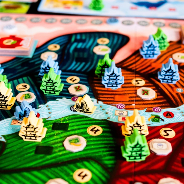 🔸Tea Garden🔸
(Fr & En)

@matagot.france @grailgames

👀 Comment on joue ?

Tea Garden est un jeu de stratégie et de gestion de ressources dans lequel vous incarnez l’un des premiers cultivateurs de thé de la région du Yunnan, en Chine.

Durant une manche, un joueur peut réaliser jusqu’à 4 tours.

À chaque tour, vous pouvez jouer une ou plusieurs cartes de votre main pour définir la puissance de votre action principale. 

💠Une action principale (obligatoire) : Déterminée par la puissance cumulée de vos cartes jouées.

💠Une action secondaire (optionnelle) : Déclenchée par le symbole de la carte supérieure de votre pile de jeu.

💠 Et des actions gratuites.

Les Actions Principales possibles :

A) Construire un Jardin de Thé : Placez une pagode sur une région adjacente à vos plantations actuelles.

B) Acheter une carte Action : Le coût dépend de la position de la carte et des symboles théière à votre disposition.

C) Vendre du thé aux Caravanes : Remplissez les exigences commerciales d’une caravane.

D) La Fermentation : Tournez vos feuilles de thé du côté vert (frais) vers le côté marron (fermenté). 

E) Récolte Extraordinaire : Récoltez une feuille fraîche de qualité équivalente à la région de chacun de vos jardins de thé.

Les Actions Secondaires possibles :

- Navigation sur le Fleuve
- Production de Tasses : Récupérez des tuiles tasses.
- Études à l’Université : Progressez dans les différents secteurs de l’Université .

2. Fin de partie
Au bout des 5 manches, on calcule les points accumulés via les caravanes, les tasses connectées, la navigation et les pistes de l’Empereur pour couronner le grand vainqueur.

👀 C'est bien ?

Tea Garden est un eurogame de gestion et de deck-building qui séduit par sa montée en puissance, ses nombreuses possibilités de combos et son système de fermentation particulièrement malin. Sans révolutionner le genre, il propose une expérience stratégique riche et fluide, malgré quelques mécaniques secondaires moins inspirées.

La note et l'avis complet sur : www.mr-boardgames.com
.
.
.
Copie presse