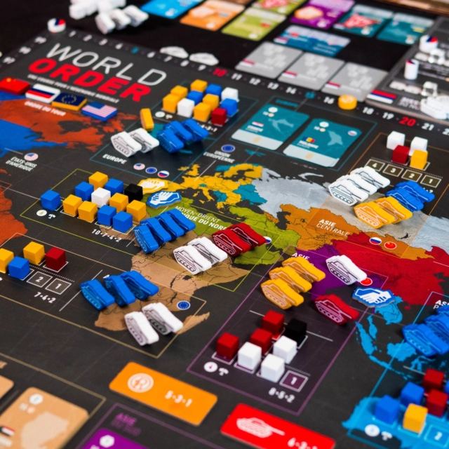 🔸World Order 🔸
(Fr & En)

@super.meeple 

🎲 Comment joue-t-on ? 

Une partie se déroule en 6 manches, chacune divisée en 3 grandes phases : Préparation, Actions et Retombées.

🛠️ 1. Phase Préparation

Chaque joueur :
🃏 Pioche jusqu’à 6 cartes Capacité
🌎 Révèle de nouveaux pays dans les régions
📊 Détermine l’ordre du tour selon le score
⚡ Produit ses ressources (énergie, matières premières, nourriture)
🎯 Choisit une priorité de manche :

Intérieure 🏛️
Diplomatique 🤝
Militaire ⚔️

Cette priorité apporte un bonus permanent pour toute la manche.

🌍 2. Phase Action 

Pendant 4 tours, chaque joueur joue une carte Capacité pour réaliser une action :

🤝 Diplomatie

Améliorer ses relations avec un pays
Soutenir ses alliés pour gagner de l’Influence

💰 Économie

Commercer des ressources
Investir dans des pays alliés

⚔️ Militaire

Déplacer ses armées
Construire des bases militaires

🏛️ Développement intérieur

Débloquer des capacités permanentes
Produire des ressources

🔬 Phase Recherche

Après les actions :

🃏 Les cartes non jouées apportent leurs bonus
📚 Les joueurs achètent de nouvelles cartes grâce aux points de Recherche

🌐 3. Phase Retombées

Les conséquences de vos choix arrivent :

💵 Les investissements rapportent des revenus
⚔️ Les menaces militaires sont résolues
📈 La prospérité augmente grâce aux biens consommés
🏆 Des décomptes régionaux ont lieu aux manches 3 et 6

Les majorités en Influence, argent, armées et pays alliés rapportent de précieux points.

🏆 Fin de partie

Après la 6e manche :

⭐ Les cartes Atout stratégique restantes rapportent des PV
👑 Le joueur avec le plus de points de victoire devient la nouvelle puissance mondiale !

👀 C'est bien ?

World Order est un jeu géopolitique moderne et asymétrique qui combine avec brio deck-building, contrôle de territoire, développement économique et puissance militaire sur fond de guerre froide. Malgré quelques longueurs et une durée de partie assez importante, il propose une expérience stratégique riche et cohérente, où chaque action a du sens et sert parfaitement son thème.

La note et l'avis complet sur : www.mr-boardgames.com
.
.
Copie presse