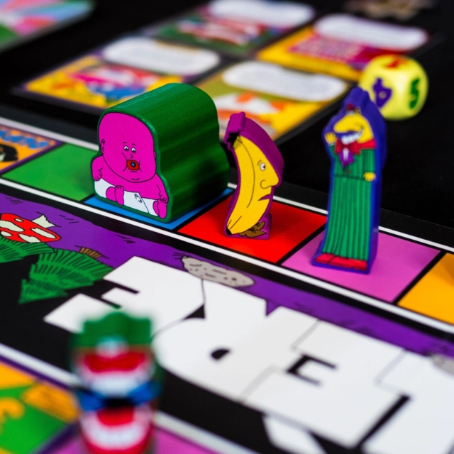 🔸Athlètes de Compète🔸
(Fr & En)

@iello_fr @iellogames 

👀 Comment on joue ?

Athlètes de Compète est un jeu de course frénétique et complètement déjanté.

Ici, le lancer de dés est totalement bouleversé par les pouvoirs uniques de 36 sportifs aux capacités asymétriques et loufoques.

Votre objectif : être le plus rapide… ou le plus malin pour arriver sur le podium ! 🥇

Chaque course commence par le choix secret d’un athlète.

⚡ Chaque sportif possède un pouvoir unique
⚡ Un athlète ne peut être utilisé qu’une seule fois par partie
⚡ Il faudra donc bien choisir quand sortir vos meilleurs coureurs !

À votre tour :

🎲 Lancez le dé
➡️ Avancez votre athlète
💥 Déclenchez les pouvoirs selon les situations

Mais attention aux surprises :

⭐ Cases spéciales
➡️ Déplacements forcés
😵 Trébuchements
🏃 Dépassements inattendus

La course s’arrête dès que le 2e athlète franchit la ligne d’arrivée.

🥇 1er : Trophée en Or
🥈 2e : Médaille d’Argent

Après 4 courses, le joueur avec le plus de points remporte la compétition !

👀 C'est bien ?

Athlètes de Compète est un party game de course aussi simple qu'efficace, où les pouvoirs complètement loufoques des athlètes créent un chaos permanent et des parties toujours différentes. Peu stratégique mais extrêmement fun, il séduira les familles et les groupes d'amis à la recherche d'un jeu léger, interactif et rempli de rebondissements

❤️Règles simples et accessibles.
❤️Pouvoirs des athlètes variés et très originaux.
❤️Interactions permanentes entre les joueurs.
❤️Parties imprévisibles et pleines de rebondissements.
❤️Excellente ambiance autour de la table.
❤️La direction artistique et le matériel
❤️Bonne rejouabilité grâce aux nombreuses combinaisons.
❤️La draft apporte une petite touche stratégique.
❤️Très bon jeu familial et d'ambiance.

💔Hasard très présent.
💔Stratégie assez limitée.
💔Le chaos peut frustrer les amateurs de contrôle.
💔Certaines réactions en chaîne ralentissent le rythme.
💔Quelques pouvoirs demandent une consultation du livret lors des premières parties.

La note est l'avis complet sur : www.mr-boardgames.com
.
.
.
Copie presse
