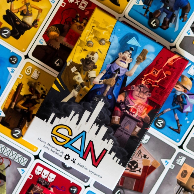 🔸SAN🔸
(Fr & En)

@bluecockergames 

👀 C'est quoi ?

🎯 LE PITCH
En plein cœur d'une mégalopole cyberpunk, deux mégacorporations s'affrontent sans merci. Votre objectif ? Recruter des mercenaires, acheter du matos et développer votre moteur de cartes.

Sa grande originalité ? 3 conditions de victoire simultanées !
🟢 Corruption : Bloquez le marché adverse.
🔴 Propagande : Foncez sur la piste pour augmenter la taille de votre main.
🔵 Hacking : Injectez des virus dans le deck adverse.

⚙️ COMMENT ON JOUE ?
À votre tour, vous enchaînez 4 phases simples :
1️⃣ Jouer des cartes (Attention : UN SEUL type de mercenaire par tour !)
2️⃣ Acheter de nouvelles cartes dans la rivière.
3️⃣ Défausser les cartes jouées.
4️⃣ Reconstituer sa main à 6 cartes.

Chaque carte achetée file directement dans la défausse pour renforcer vos prochains tours. Simple, mais hyper tactique !

👀 C'est bien ?

Grâce à ses trois conditions de victoire simultanées et à sa forte interaction, San propose un duel pour deux joueurs particulièrement fluide, tendu et tactique. Malgré un thème qui s'efface vite au profit des mécaniques et une légère part de hasard dans le tirage des cartes, le jeu offre une expérience très rythmée et agréable.

❤️TTrois conditions de victoire
❤️Excellente interaction entre les joueurs
❤️Des mécaniques accessibles
❤️Contrainte d'un seul type de Mercenaire par tour, très tactique
❤️Parties rapides et nerveuses

💔Thème finalement peu présent
💔L'iconographie demande quelques parties d'adaptation
💔Une part de hasard
💔Des stratégies qui peuvent devenir trop linéaires une fois une voie choisie

La note et l'avis complet sur : www.mr-boardgames.com
.
.
Copie presse
.
.
.
🏷

#boardgame #boardgames #boardgamegeek #boardgamephotography #tabletopgames #桌上遊戲 #juegosdemesa #spiel #giochidatavola #bggcommunity #bgg #boardgameaddict #boardgamers #games #2playergames #boardgamecouple #brettspiel #jogodetabuleiro #lautapelit #ボードゲーム #보드게임 #brädspel #boardgamer #boardgamesofinstagram