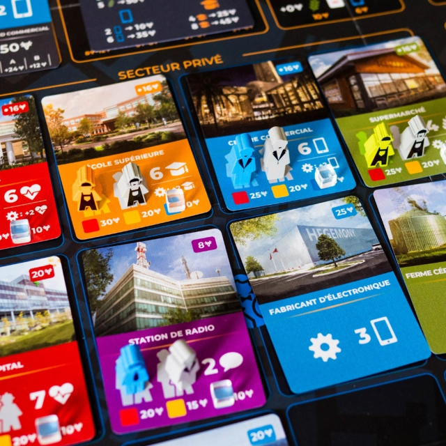 🔸Hegemony🔸
(Fr & En)

@dontpanicgames 

👀 C'est quoi ?

Et si vous deviez gérer une économie entière… tout en essayant d’imposer vos propres idées politiques ?

C’est exactement ce que propose Hegemony : La Lutte des Classes, un jeu de plateau et de cartes fortement asymétrique dans lequel chaque joueur incarne une classe sociale avec ses propres objectifs, ses mécaniques et surtout… ses intérêts.

👥 4 rôles :

🔴 La Classe Ouvrière cherche à améliorer les conditions de vie de ses travailleurs grâce aux salaires et à la satisfaction de leurs besoins.

🟡 La Classe Moyenne doit trouver un équilibre entre production, consommation et développement de ses entreprises.

🟢 La Classe Capitaliste cherche à développer ses entreprises, produire des biens et maximiser ses profits.

🔵 L’État doit maintenir l’équilibre entre les différentes classes, répondre aux besoins de la population et conserver sa légitimité.

Mais Hegemony ne se contente pas de simuler une économie : les joueurs peuvent directement influencer les politiques du pays.

Fiscalité, marché du travail, éducation, santé, commerce extérieur, immigration…

🃏 COMMENT ÇA SE JOUE ?

Une partie se déroule en 5 manches :

Durant la phase d’action, chaque joueur dispose de 5 tours pour jouer ses cartes et réaliser différentes actions : développer ses entreprises, placer ses travailleurs, acheter ou vendre des ressources, modifier les salaires et les prix… ou encore proposer des projets de loi.

🗳️ Ces projets sont ensuite soumis au vote. Chaque classe dispose d'une influence différente et peut tenter de faire pencher les décisions politiques en sa faveur.

🏭 Vient ensuite la phase de production et de consommation : les entreprises produisent, les travailleurs perçoivent leurs salaires et les différentes classes doivent répondre à leurs besoins.

💸 Enfin, les impôts sont prélevés et les joueurs marquent leurs points de victoire avant de repartir pour une nouvelle manche.

🔥 MON AVIS 

Ma note et l'avis complet sur : www.mr-boardgames.com