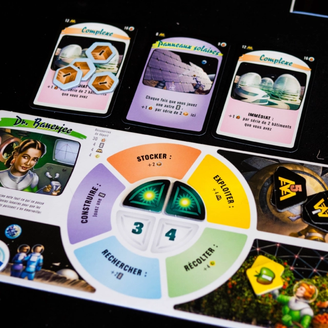 🔸Moon Colony Bloodbath🔸
(Fr & En)

🚀 Et si coloniser la Lune était finalement une très mauvaise idée ?

Avec Moon Colony Bloodbath, le créateur de Dominion, prend le jeu de gestion à contre-pied.

Ici, vous allez bien construire votre colonie, développer votre moteur et améliorer vos actions… mais le véritable objectif sera surtout de survivre suffisamment longtemps pour voir tout ce que vous avez construit commencer à s’effondrer.

🌕 Comment ça fonctionne ?

À chaque tour, une carte est révélée depuis un deck commun à tous les joueurs. Événements positifs, catastrophes, robots, crises ou cartes Travail : tout peut arriver.

Et le plus intéressant, c’est que les joueurs participent eux-mêmes à la construction de ce deck. Les cartes ajoutées sont placées sur le dessus et peuvent donc déclencher immédiatement de nouveaux événements.

Votre développement devient alors un véritable équilibre entre améliorer votre colonie et ne pas devenir trop vulnérable aux prochaines catastrophes.

🏗️ Vous pourrez notamment :
• Construire de nouveaux bâtiments
• Produire de la nourriture, des crédits et des caisses
• Développer votre moteur

Le jeu propose également des actions simultanées, ce qui permet de garder un rythme très fluide avec quasiment aucun temps mort.

Mais attention : Moon Colony Bloodbath est volontairement cruel.

Perdre des habitants peut vous obliger à détruire vos bâtiments. Perdre ces bâtiments signifie également perdre leurs bonus… ce qui peut ensuite rendre votre colonie encore plus fragile.

Et lorsque les mauvaises cartes arrivent au mauvais moment, la réaction en chaîne peut être assez violente. 😬

🎲 Alors, c’est bien ?

Moon Colony Bloodbath prend le jeu de gestion à contre-pied en vous demandant de développer votre colonie tout en essayant de survivre aux catastrophes provoquées par un deck commun. Une expérience originale, fluide et volontairement punitive, mais qui laisse une place importante au hasard et au sentiment de subir les événements.

⭐ Note : 7,5/10

L'avis complet sur : www.mr-boardgames.com

Et vous, vous aimez les jeux où il faut constamment s’adapter au chaos ou vous préférez garder le contrôle sur votre stratégie ? 👀