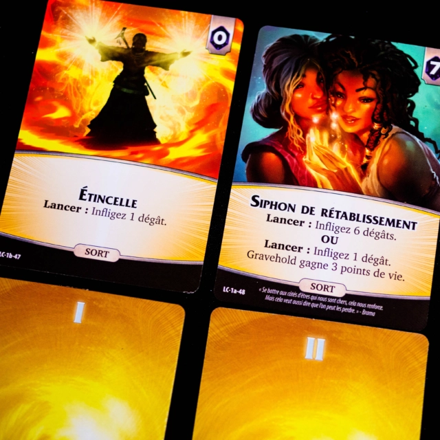 🔸AEON’S END : LE COMMENCEMENT🔸
(Fr & En)

🎲 Aeon’s End : Le Commencement, c’est un jeu de cartes coopératif de deck-building pour 1 à 4 joueurs, jouable en environ une heure. Cette nouvelle boîte est entièrement autonome, mais son contenu peut également être combiné avec les autres jeux de la gamme.

⚡ Pas de mélange de deck !

C’est l’une des grandes particularités de la série : lorsque vous défaussez vos cartes, vous choisissez leur ordre. Une fois votre deck épuisé, vous retournez simplement votre défausse. Vous pouvez donc anticiper précisément vos futures mains et préparer vos prochains tours. Un système toujours aussi brillant !

🔥 Vous devrez préparer vos sorts sur vos Brèches, générer de l’Éther grâce à vos Gemmes, acheter de nouvelles cartes et surtout coordonner vos actions avec le reste de l’équipe pour vaincre la Némésis avant qu’elle ne détruise Gravehold.

🎲 Et attention : ici, l’ordre des tours est totalement aléatoire ! Une carte peut activer un joueur… ou la Némésis. Impossible donc de prévoir précisément qui jouera ensuite, ce qui rend chaque partie particulièrement tendue.

🤝 La nouveauté : Amis et ennemis

Le Commencement introduit un nouveau module avec des personnages secondaires pouvant venir aider… ou compliquer sérieusement votre partie. Chacun possède son propre plateau et un petit deck qui s’active au fil de la partie, ajoutant de nouvelles interactions tactiques.

📖 La boîte propose également une aventure narrative autour des origines de Gravehold, avec des paquets et enveloppes à ouvrir progressivement au fil de votre progression.

⭐ Alors, c’est bien ?

Aeon’s End : Le Commencement reprend tout ce qui fait la force de la série : un deck-building coopératif intelligent, tendu et particulièrement tactique, porté par son excellente mécanique qui permet de ne jamais mélanger son deck. Les nouveautés et la progression narrative enrichissent agréablement l’expérience, même si les habitués ne seront pas complètement dépaysés.

La note : 8,5/10

L'avis complet sur : www.mr-boardgames.com