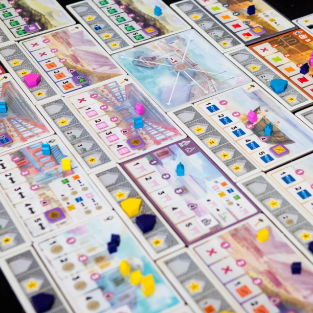 🎲 YOKOHAMA — C’EST QUOI ?

Dans Yokohama, vous incarnez un président d’entreprise qui cherche à développer son influence dans la ville. Pour cela, vous allez placer et déplacer vos Assistants afin de réaliser des actions, construire des boutiques et développer votre réseau commercial.

🧠 La mécanique centrale ?
Plus vous concentrez vos Assistants sur une zone, plus votre influence y est importante… et plus les actions que vous pouvez réaliser deviennent puissantes !

🏗️ Au fil de la partie, vous pourrez construire des Boutiques et des Maisons de commerce, développer des technologies, remplir des commandes, recruter des négociants étrangers et accomplir différents objectifs.

🎮 COMMENT ON JOUE ?

👥 1. Placement
Vous placez jusqu’à 3 Assistants sur des lieux différents, ou 2 Assistants au même endroit.

🚶 2. Déplacement
Votre Président se déplace à travers les lieux où vous possédez des Assistants. Vous devez terminer votre déplacement sur un lieu où vous êtes présent.

💰 3. Action
Une fois arrivé, votre niveau d’influence détermine la puissance de l’action. Assistants, Président et bâtiments permettent d’augmenter cette influence.

⭐ 4. Niveau 5
Atteindre 5 d’influence permet de récupérer un précieux jeton Niveau 5.

🏪 5. Construction
Avec une action de niveau 4 ou plus, vous pouvez construire une Boutique ou une Maison de commerce.

🔄 6. Rappel
Tous vos Assistants présents sur le lieu retournent dans votre main.

Et entre vos actions principales, vous pouvez également réaliser différentes actions secondaires : faire appel à un négociant étranger, valider des objectifs ou remplir des cartes Commande.

🏁 FIN DE PARTIE

La partie s’arrête notamment lorsqu’un joueur construit sa 8e Boutique ou sa 4e Maison de commerce, lorsque la pioche de cartes Commande est épuisée ou certaines zones du plateau atteignent leur limite.

⭐ C'est bien ?

Yokohama propose un système de placement et de déplacement particulièrement malin, basé sur l'anticipation et la construction progressive d'un réseau d'assistants. Sa modularité, ses nombreuses voies vers la victoire et sa montée en puissance offrent une excellente rejouabilité.

La note: 9/10

L'avis complet sur le site.
