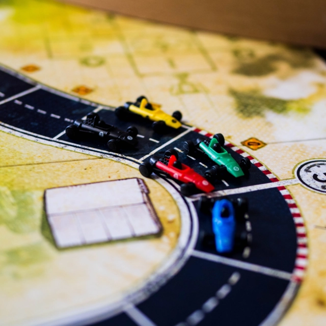 🏎️ HEAT : PEDAL TO THE METAL 🏎️

@daysofwonder 

Après le très bon Flamme Rouge, l' auteur revient avec un jeu de course automobile qui reprend cette même idée de cartes avec des valeurs de vitesse, mais en ajoutant beaucoup plus de profondeur ! 

Dans Heat, vous prenez le volant de bolides lancés à pleine vitesse dans les Grands Prix des années 1960. Le jeu est jouable de 1 à 6 joueurs, pour des parties d’environ 60 minutes.

🏁 Comment on joue ?

À chaque manche, tous les joueurs choisissent secrètement leur rapport de vitesse, puis sélectionnent les cartes qu’ils vont jouer.

Les cartes sont ensuite révélées et leur valeur détermine votre vitesse. Mais attention : il faut constamment gérer la surchauffe de votre moteur ! 🔥

Dans les virages, dépasser la vitesse autorisée vous oblige à dépenser des cartes Heat. Trop de vitesse et pas assez de refroidissement ? C’est le tête-à-queue ! 

Vous pourrez également profiter de l’aspiration pour gagner quelques cases, utiliser un Boost pour accélérer davantage ou encore compter sur l’adrénaline lorsque vous êtes à la traîne.

Le résultat est une course où il faut constamment trouver le bon équilibre entre vitesse, prise de risque et gestion de son moteur. 🏎️💨

Et évidemment, le premier à franchir la ligne d’arrivée remporte la course ! 🏆

💬 Alors, c'est bien ?

Heat: Pedal to the Metal est un jeu de course automobile accessible et dynamique, qui mélange gestion de main, choix des rapports et prise de risques pour tenter de franchir la ligne d’arrivée en premier. Son système de Heat et de surchauffe apporte une vraie dimension tactique, même si le hasard des cartes et une première partie parfois peu intuitive peuvent être des petits freins.

La note : 8.5/10

L'avis complet sur : www.mr-boardgames.com
.
.
.
🏷

#boardgame #boardgames #boardgamegeek #boardgamephotography #tabletopgames #桌上遊戲 #juegosdemesa #spiel #giochidatavola #bggcommunity #bgg #boardgameaddict #boardgamers #games #2playergames #boardgamecouple #brettspiel #jogodetabuleiro #lautapelit #ボードゲーム #보드게임 #brädspel #boardgamer #boardgamesofinstagram